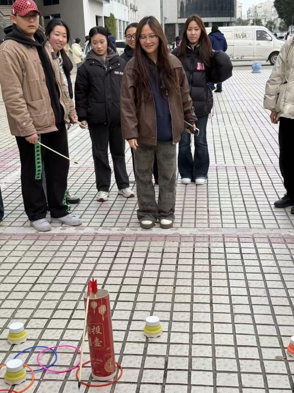 反诈理财入人心 青春践行雷锋精神