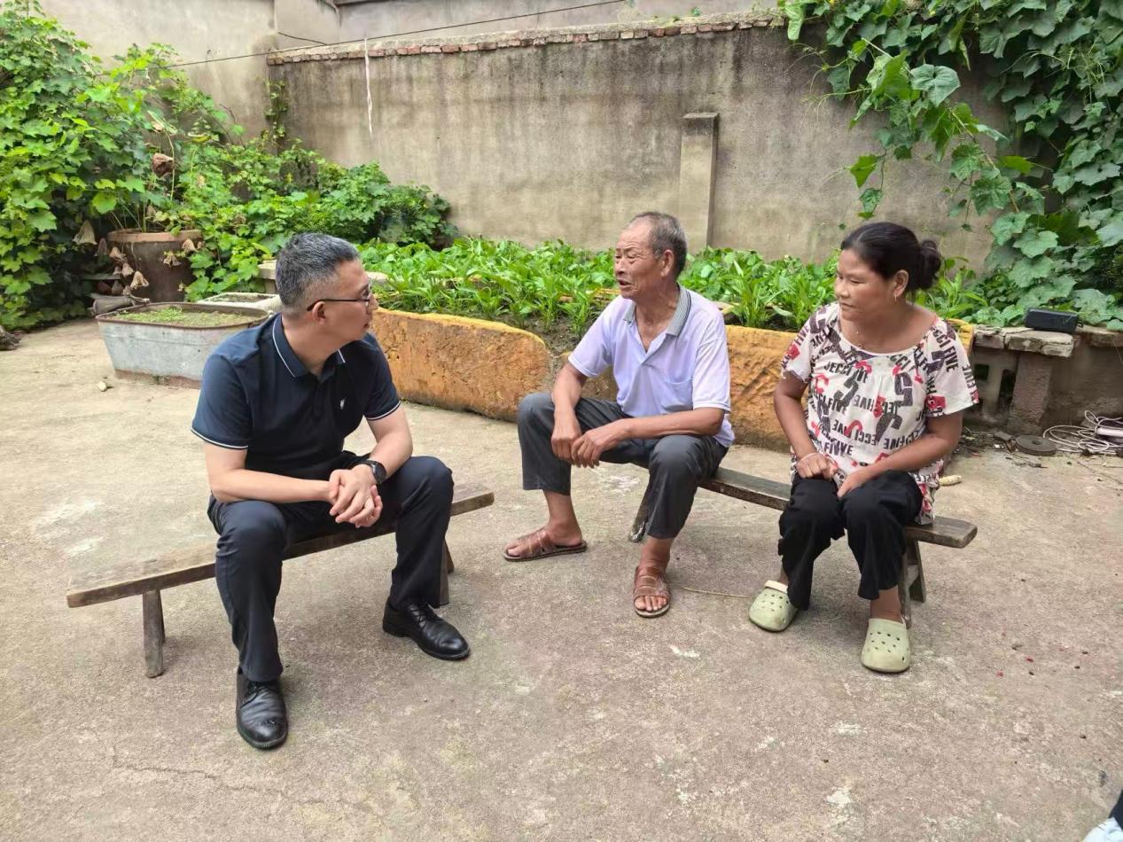 盛夏家访传温情 资助育人润心田